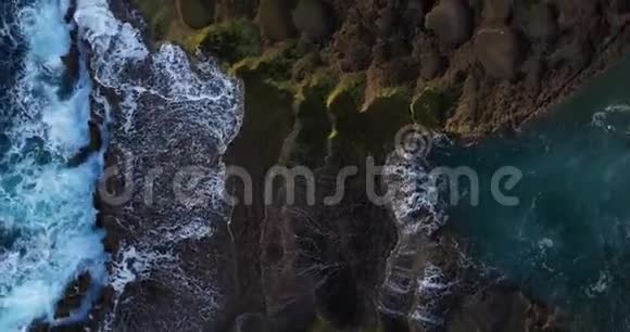 鸟瞰在被海浪冲刷的石灰岩露头上旋转视频的预览图