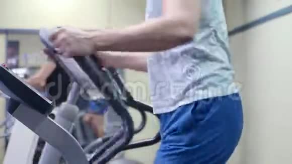 在健身房进行有氧运动时可以近距离观看男性躯干视频的预览图