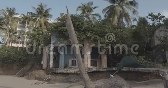在被飓风摧毁的废弃海滩别墅对面视频的预览图