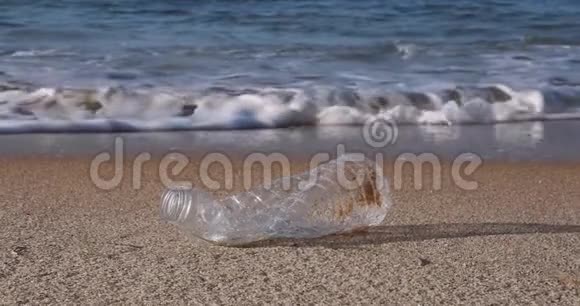 海洋海滩上的塑料水瓶垃圾视频的预览图