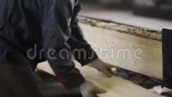 工人分拣板后切割锯木厂制造业过时的锯木机加工树木视频的预览图