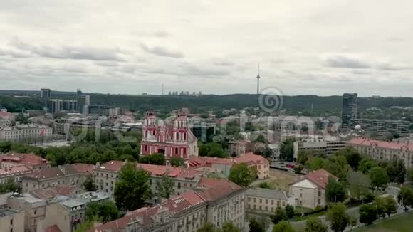 维尔纽斯立陶宛2019年7月圣詹姆斯和菲利普教堂的空中全景和维尔纽斯的城市景观视频的预览图