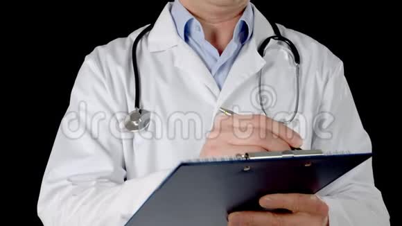 医生在黑色背景上隔离的剪贴板上手写密切从业人员手书写检查视频的预览图