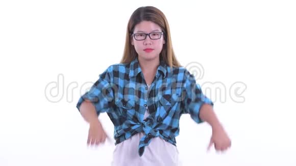 年轻的亚洲时髦女郎在竖起大拇指和竖起大拇指之间做出选择视频的预览图