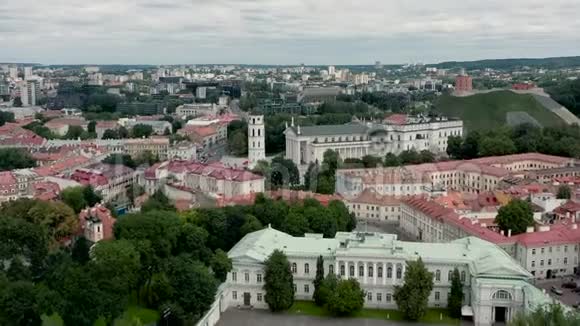 维尔纽斯立陶宛2019年7月空中无人机俯瞰总统府庭院俯瞰大教堂广场视频的预览图