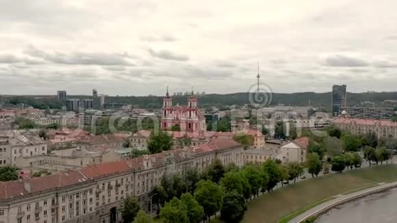 维尔纽斯立陶宛2019年7月圣詹姆斯和菲利普教堂的空中全景和维尔纽斯的城市景观视频的预览图