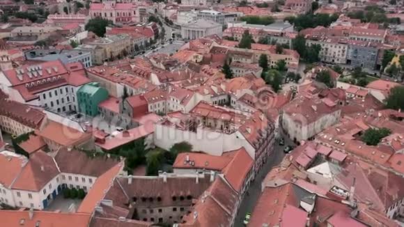 维尔纽斯立陶宛2019年7月空中无人机对维尔纽斯旧市中心和市政厅广场屋顶的看法视频的预览图