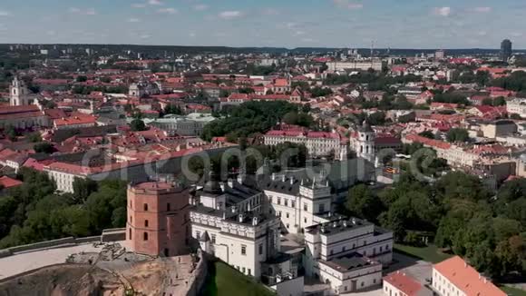 维尔纽斯立陶宛2019年7月鸟瞰维尔纽斯历史中心的上下城堡视频的预览图