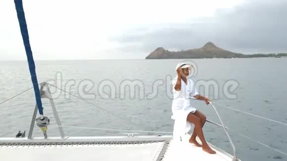圣卢西亚加勒比海帆船上戴连衣裙和帽子的妇女视频的预览图