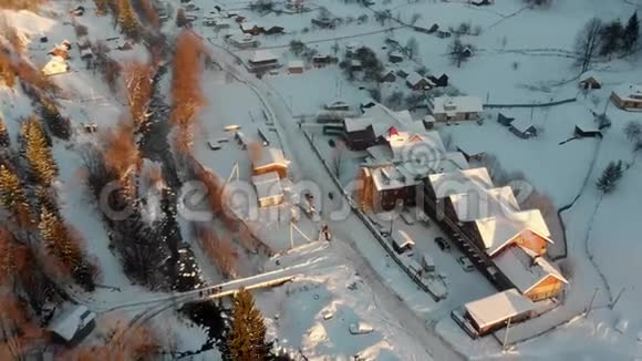 日落时空中冬季自然北欧景观雪山森林视频的预览图