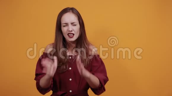 布鲁奈特女人的手靠近脸尖叫宣布视频的预览图