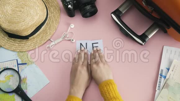 顶部的双手躺在粉红色的桌子上上面写着纽约视频的预览图