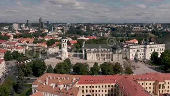 维尔纽斯立陶宛2019年7月鸟瞰大教堂广场与钟楼和下堡在维尔纽斯视频的预览图