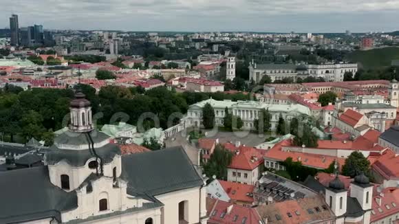 维尔纽斯立陶宛2019年7月屋顶的空中景观圣灵的穹顶教堂和旧市中心的美丽视频的预览图