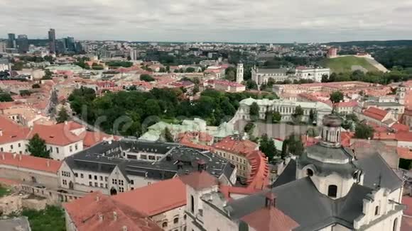 维尔纽斯立陶宛2019年7月鸟瞰古老的城市与钟楼总统府和城堡山视频的预览图