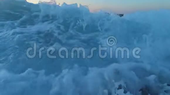 海浪的缓慢运动使日落视频的预览图