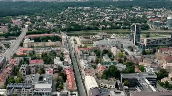 维尔纽斯立陶宛2019年7月夏季的屋顶和维尔纽斯城市景观的空中全景视频的预览图