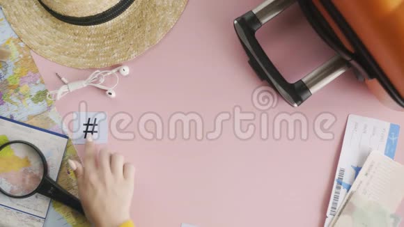 顶部的双手躺在粉红色的桌子上上面写着PHUKET视频的预览图