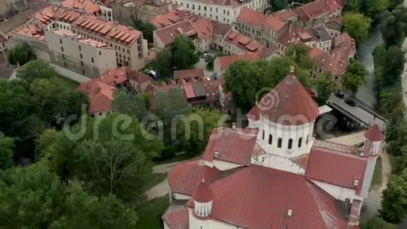 维尔纽斯立陶宛2019年7月无人驾驶飞机观看休眠大教堂和维尔纽斯Uzupis区屋顶视频的预览图