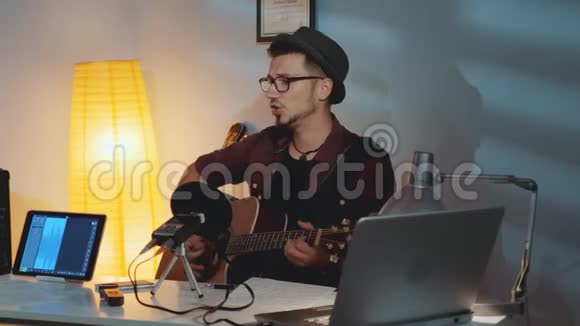 吉他手不满意他的朋友演奏乐器在音符上表现出他的错误视频的预览图