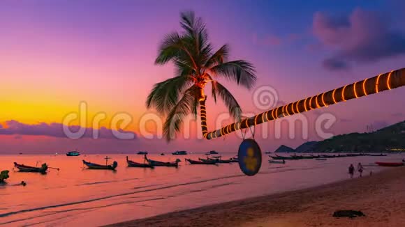 日落时在泰国苏拉特比伊岛上的Sairee海滩上的椰子树的时间流逝视频的预览图