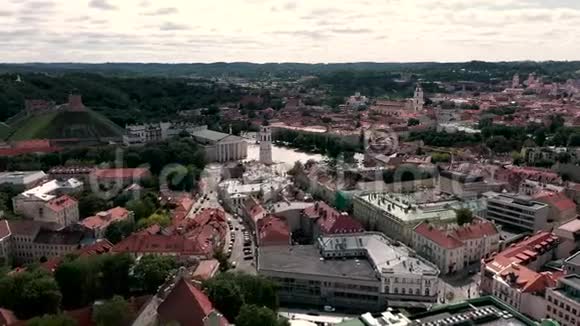 维尔纽斯立陶宛2019年7月旧市中心的空中俯视与贝尔塔和大教堂广场在维尔纽斯视频的预览图
