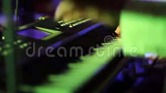 音乐家在键盘上演奏视频的预览图