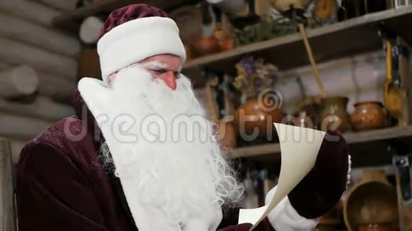 俄罗斯圣诞老人坐在椅子上读新年的信视频的预览图