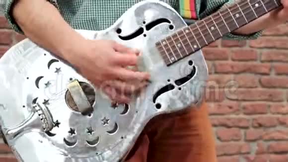 音乐家弹声吉他视频的预览图