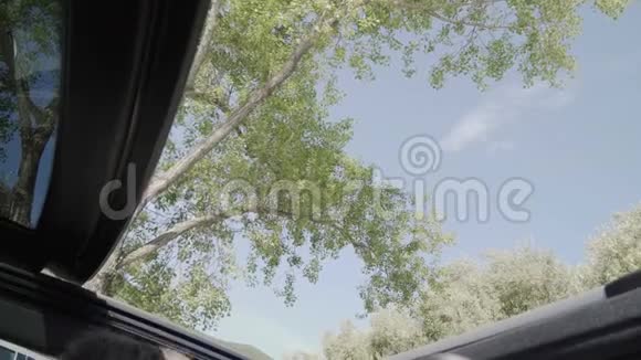 敞篷车车顶关闭内景4k蓝天炎炎夏日视频的预览图