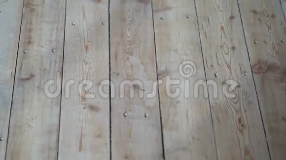 地板上的竖板和轻木视频的预览图