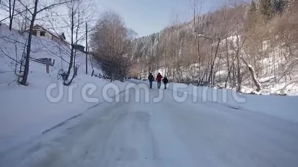 角度从开车s侧车辆行驶在雪山大道上视频的预览图