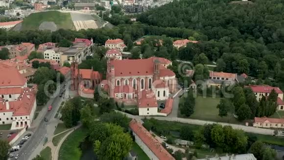 维尔纽斯立陶宛2019年7月鸟瞰古老的圣弗朗西斯教堂在维尔纽斯哥特式风格视频的预览图