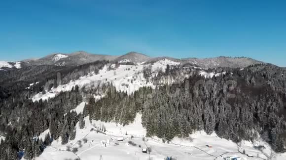 在冬季揭示山区有人居住地区的空中视频的预览图