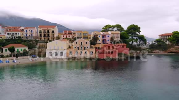阿索斯湾上五颜六色的房子希腊视频的预览图