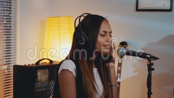 黑人女歌手在家庭录音室录制她的新歌视频的预览图