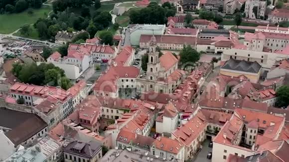 维尔纽斯立陶宛2019年7月空中无人机在维尔纽斯的屋顶旧市中心和上帝母亲的教堂视频的预览图