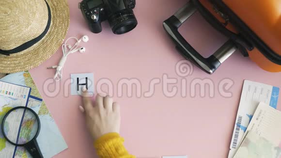 顶景双手躺在粉红色的书桌上视频的预览图