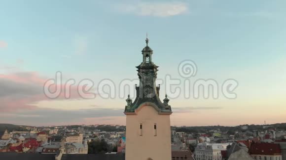 空中屋顶和街道旧城利沃夫乌克兰旧城的中心部分视频的预览图