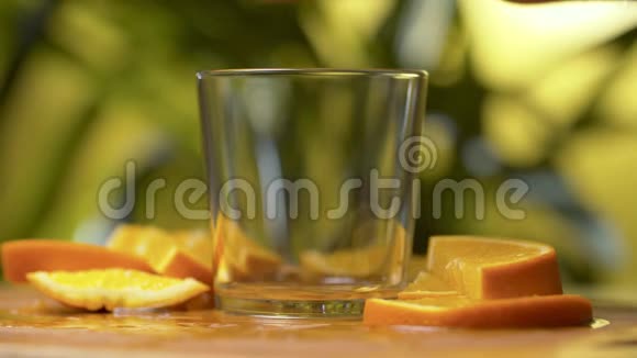 橙汁溅到玻璃杯里视频的预览图