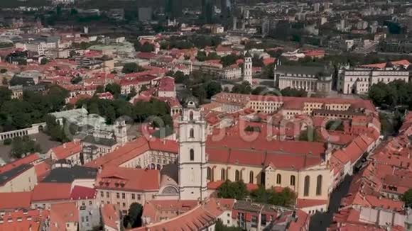 维尔纽斯立陶宛2019年7月鸟瞰圣约翰教堂钟楼和中世纪维尔纽斯的景色视频的预览图