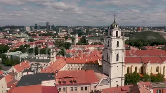 维尔纽斯立陶宛2019年7月鸟瞰圣约翰教堂钟楼和维尔纽斯城堡山视频的预览图