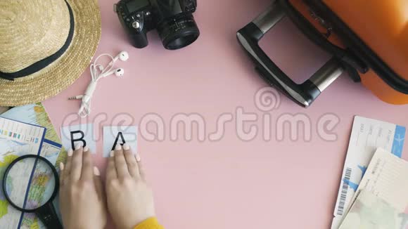 顶部的双手躺在粉红色的桌子上字曼谷视频的预览图