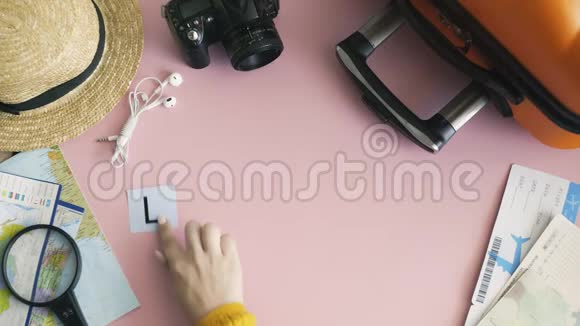 顶部的双手躺在粉红色的书桌上字伦敦视频的预览图