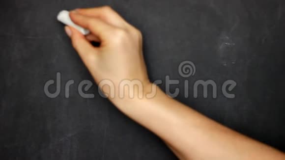 是或不是决策在黑板上选择是女人的手在黑板上写字视频的预览图