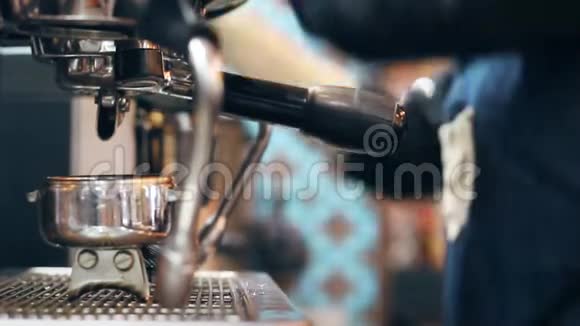 咖啡师做咖啡视频的预览图