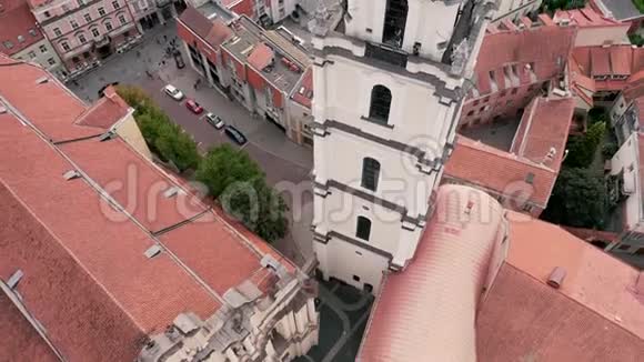 维尔纽斯立陶宛2019年7月鸟瞰钟楼附近的圣约翰教堂和屋顶老城市视频的预览图