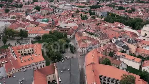 维尔纽斯立陶宛2019年7月维尔纽斯老市中心房屋屋顶的空中全景视频的预览图