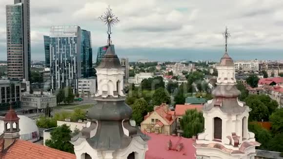 维尔纽斯立陶宛2019年7月鸟瞰塔大天使Raphhael的教堂和维尔纽斯商业中心视频的预览图