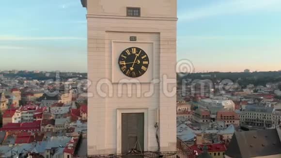 空中屋顶和街道旧城利沃夫乌克兰旧城的中心部分视频的预览图
